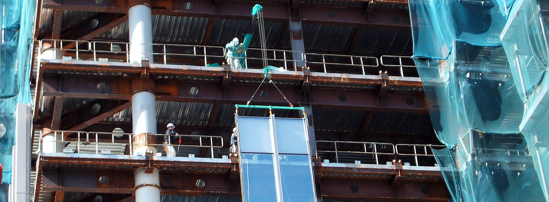 MAEDA Mini Crane lifting glass frame for curtain wall installation