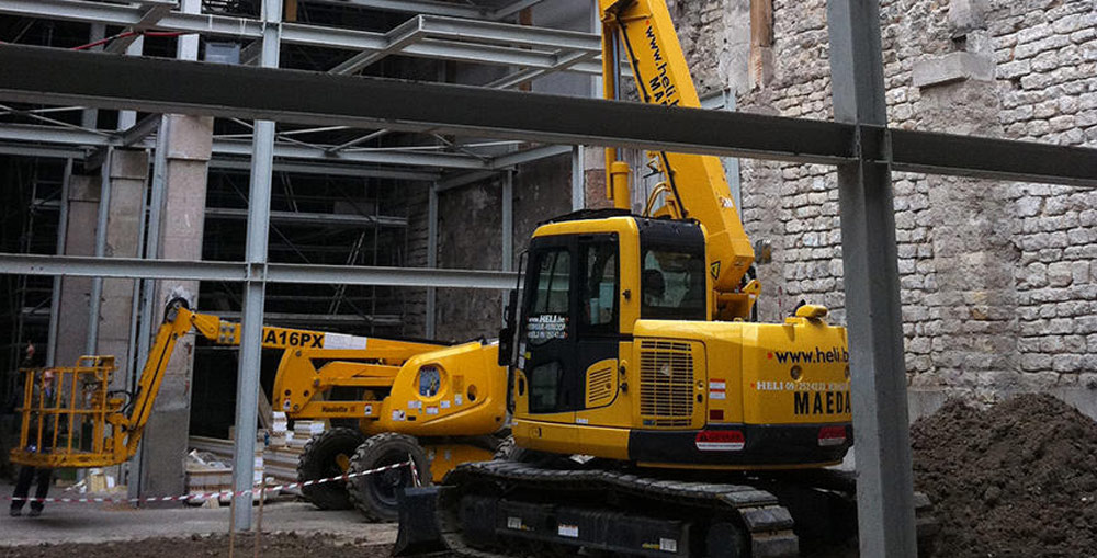 MAEDA Crawler Crane CC1485C in construction zone