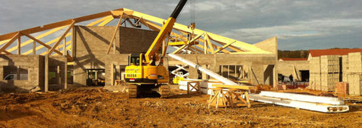 MAEDA Crawler Crane in residential construction zone
