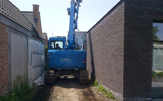 MAEDA Crawler Crane lifting in limited path between houses