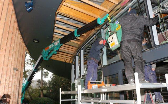 MAEDA Mini Crane lifting in confined construction zone